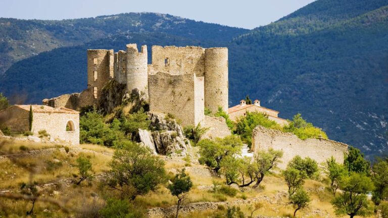 Découvrez ce magnifique village médiéval perché à plus de 1000 mètres d&rsquo;altitude – un trésor du XIIe siècle à explorer absolument !